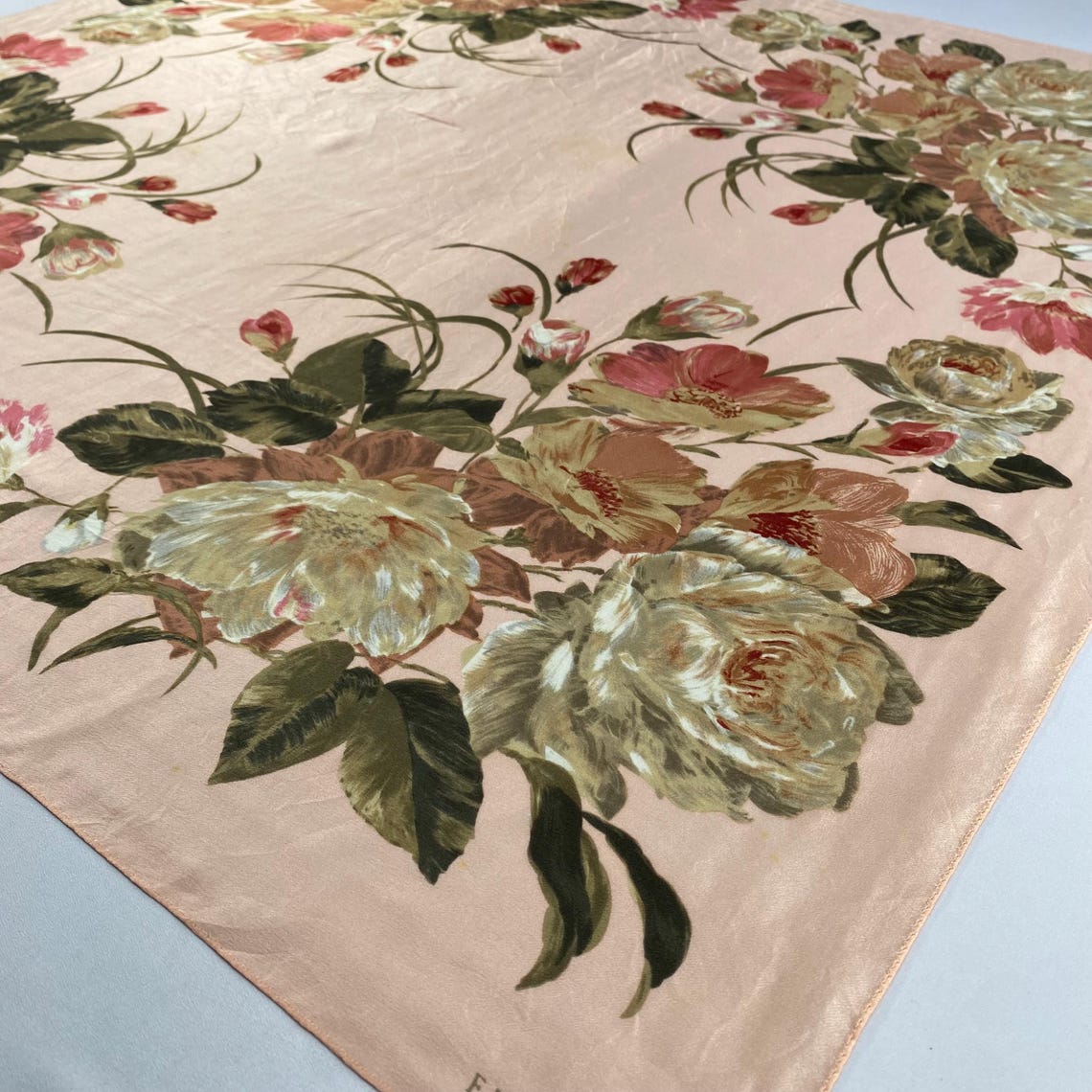 Vintage Ellen Tracy Floral Silk Scarf, Pink Peach Cream Large Peony Rose Botanical Print, Square Satin Neck Scarf, Elegant Retro Accessory, photo 3 sur 5