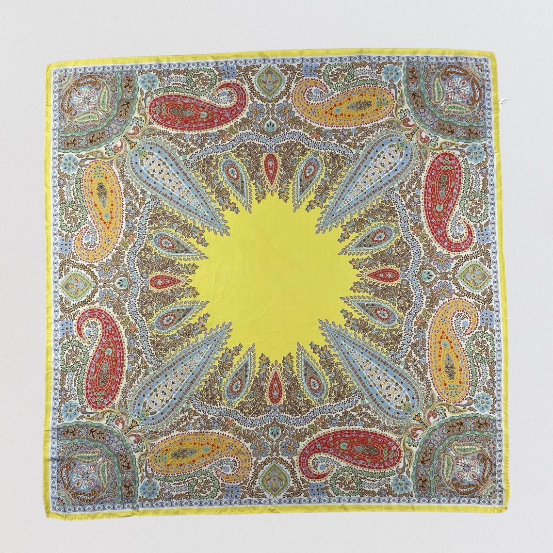 Vintage 100% Silk Scarf Made in Italy Yellow Paisley Floral Square Neck Scarf Retro Bohemian Chic Large Silk Wrap Moonbat Accessory, photo 1 sur 5