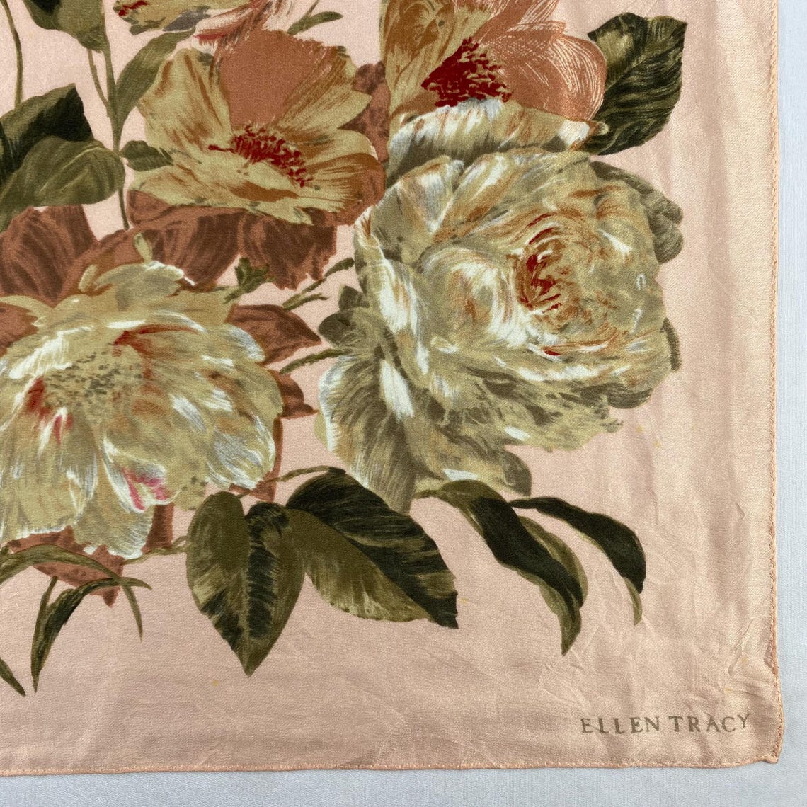 Vintage Ellen Tracy Floral Silk Scarf, Pink Peach Cream Large Peony Rose Botanical Print, Square Satin Neck Scarf, Elegant Retro Accessory, photo 4 sur 5