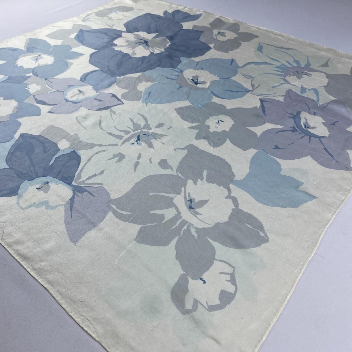 Vintage Y.N.S. Floral Silk Scarf Blue White Grey Large Square 30x30 Daffodil Flower Print Cottagecore Aesthetic Accessory Gift for Her, photo 3 sur 5