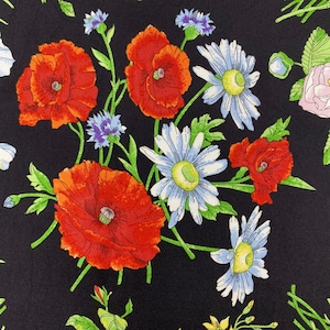 Puede incluir: Tela negra con un estampado floral. El patr&oacute;n incluye amapolas rojas, margaritas blancas y acianos azules, con hojas y tallos verdes. Primer plano de un patr&oacute;n floral repetido.