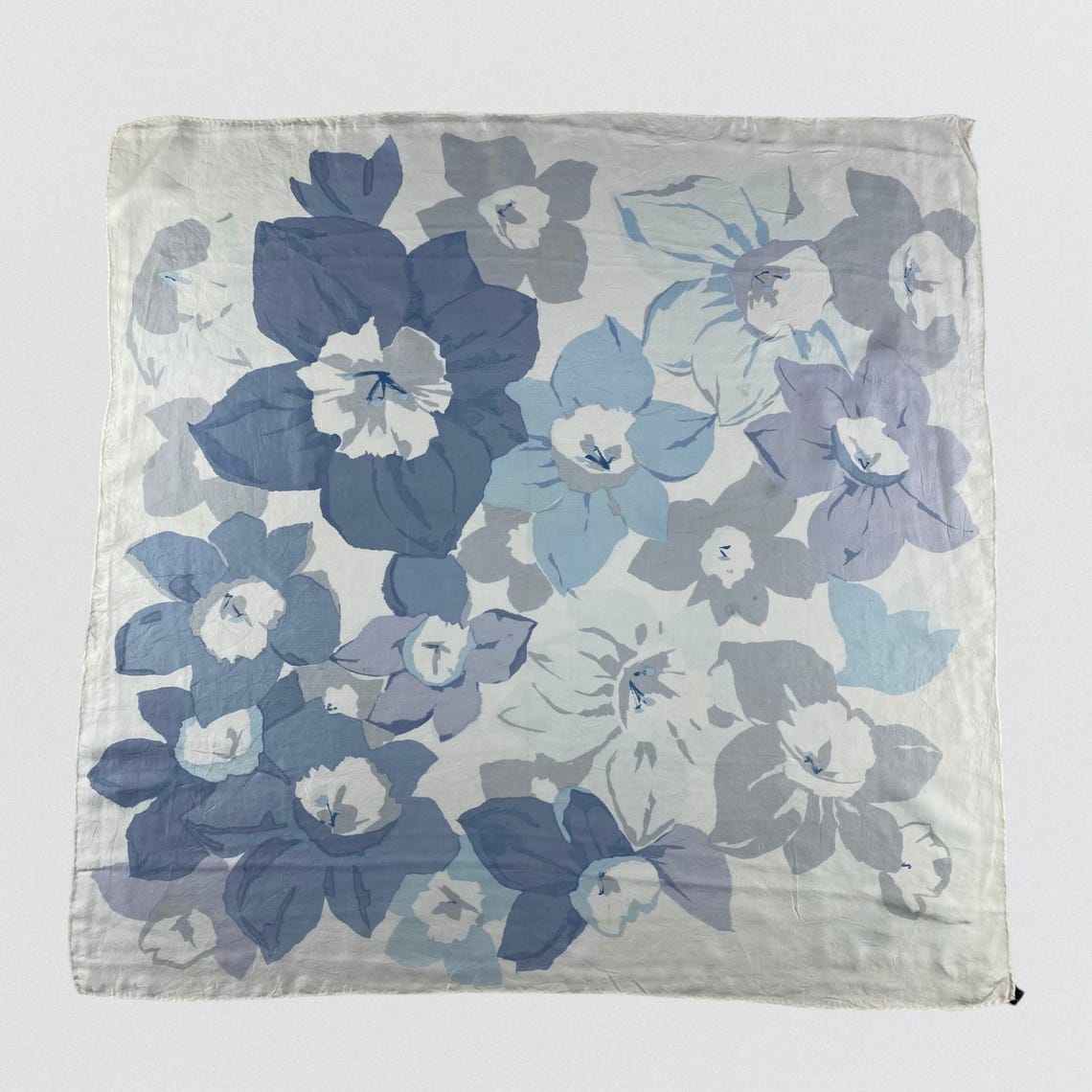 Vintage Y.N.S. Floral Silk Scarf Blue White Grey Large Square 30x30 Daffodil Flower Print Cottagecore Aesthetic Accessory Gift for Her, photo 1 sur 5