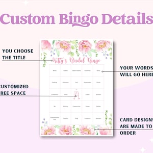 以下が含まれることがあります： ピンクの花の縁取りと「Kitty's Bridal Bingo」の文字が書かれたカスタムビンゴカード。カードには様々な単語が並ぶグリッド、中央にシャンパングラス2つが描かれたフリースペースがあり、タイトルやデザインのカスタマイズ箇所を示すラベルが付いています。