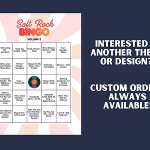 Może przedstawiać: Plansza do gry w bingo Soft Rock z tytułami piosenek i nazwiskami wykonawc&oacute;w. Plansza do gry ma retro design z r&oacute;żowym i białym tłem. Tekst na planszy zawiera "Zainteresowany innym motywem lub projektem? Zam&oacute;wienia niestandardowe zawsze dostępne!"