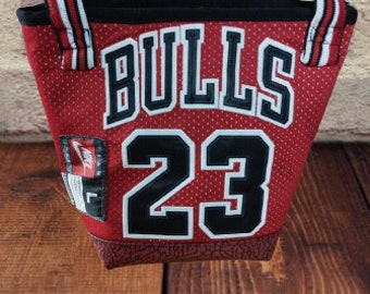 Sac upcycled from a Jordan jersey