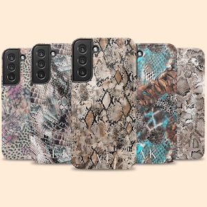 Op de afbeelding: Vijf smartphonehoesjes op een rij, elk met een verschillend dierenprintpatroon. De ontwerpen bevatten diverse texturen zoals slangenleer en luipaardvlekken in tinten bruin, zwart, grijs en turquoise, voorzien van uitsparingen voor de camera.