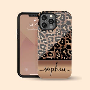 以下が含まれることがあります： ヒョウ柄のデザインと下部に茶色のグラデーションが入ったスマートフォンケース。「sophia」という名前がケースの下部に筆記体で書かれています。スマートフォンの画面には9:41と表示されています。