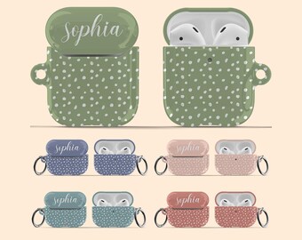 Puede incluir: Una colección de fundas protectoras para auriculares inalámbricos con un patrón de puntos blancos sobre varios colores sólidos, incluyendo verde salvia, azul, rosa y terracota. Cada funda muestra el nombre Sophia en letra blanca en la tapa.