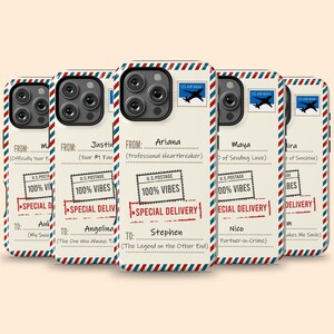 Może przedstawiać: Zestaw etui na telefony z motywem poczty lotniczej w stylu vintage. Każde etui ma kremowe tło, czerwono-niebieskie obramowania, znaczek pocztowy i spersonalizowany tekst. Zaprojektowane dla smartfona.