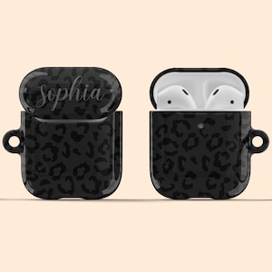 Artisticases Personalisierter Name Leopard Gepard Muster Hülle für AirPods Gen 1 & 2 / AirPods Pro, Personalisierte Hard Cover + Schlüsselanhänger - Schwarz