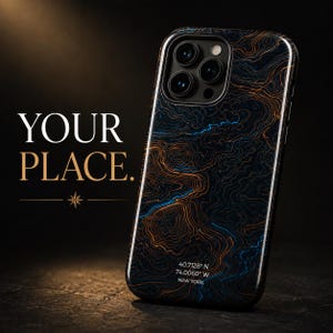 Könnte beinhalten: Schwarze Smartphone-Hülle mit einem topografischen Kartendesign in Orange und Blau. Die Hülle zeigt den Text "YOUR PLACE." und die Koordinaten 40.7128° N 74.0060° W, New York.