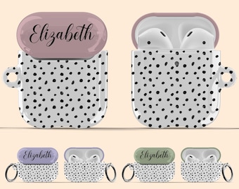 Puede incluir: Una funda protectora para auriculares inalámbricos con base blanca y patrón de puntos negros. La tapa superior es de color malva, verde salvia o lavanda, y está personalizada con el nombre Elizabeth en una fuente cursiva negra.