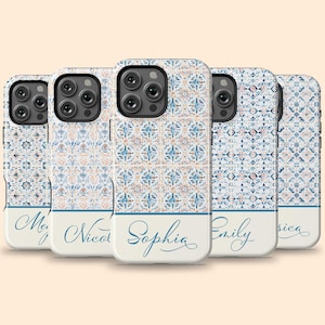 Può includere: Cinque custodie per telefono personalizzate con un motivo geometrico blu e bianco. Le custodie hanno i nomi "Megan", "Nicole", "Sophia", "Emily" e "Jessica" scritti su di esse.
