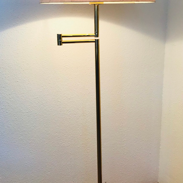 Una lámpara de pie muy agradable Mid Century / lámpara de pie / lámpara de poste de latón de los años 70.