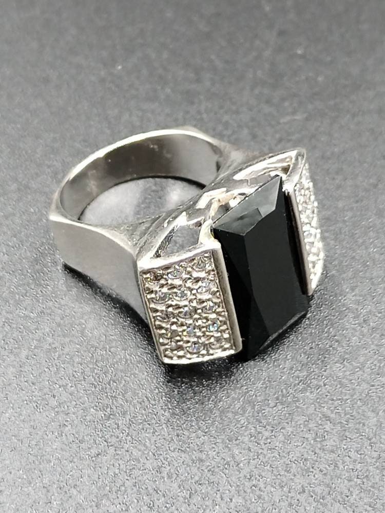 Δαχτυλίδι με μαύρο ορθογώνιο ζιργκόν.Ring with black rectangular zircon.