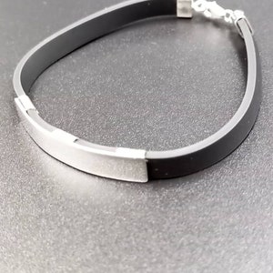 Βραχιόλι από ασήμι και καουτσούκ.Bracelet made of silver and rubber.