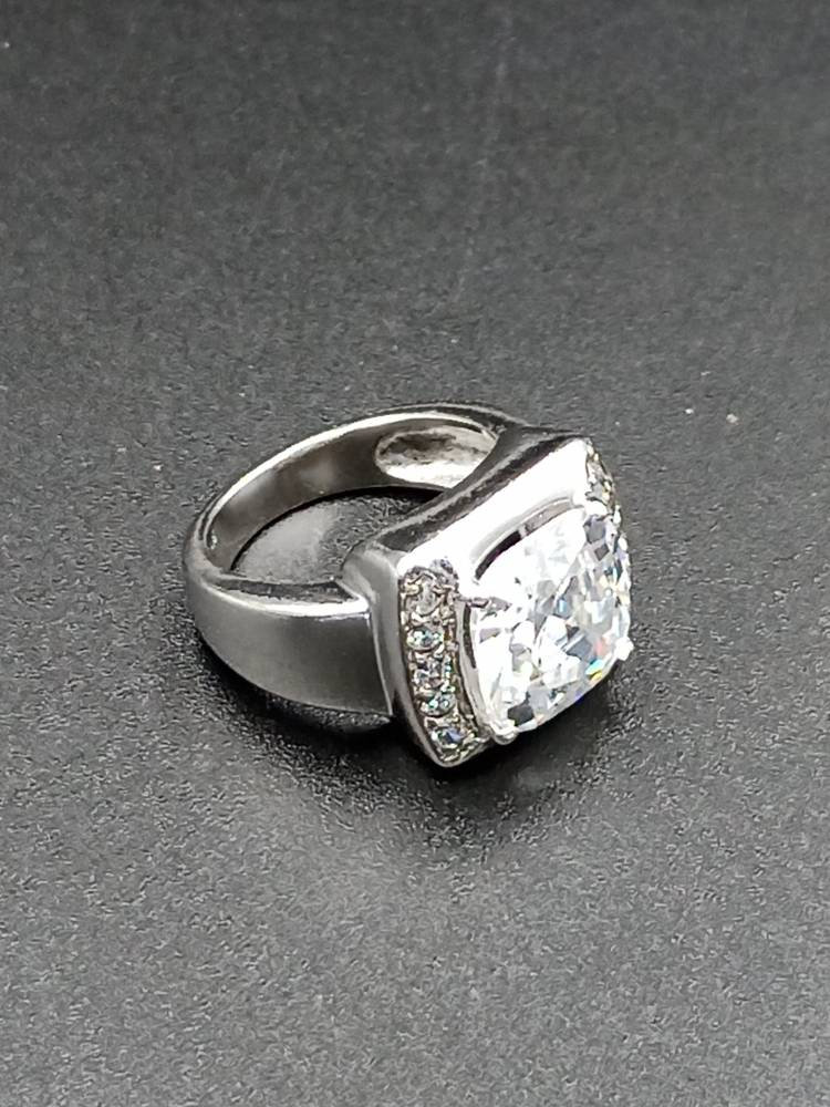 Δαχτυλίδι με λευκά ζιργκόν.Ring with white zircons.