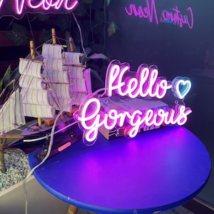 Anpassad neonskylt med texten "Hello Gorgeous", väggdekor, skylt för hem och sovrum, presenter till henne, estetiska vibbar, dekoration för personligt utrymme, LED-akrylskyltar
