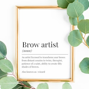 以下が含まれることがあります： 「眉のアーティスト」の定義が書かれた金の額縁付きのプリント。眉を形作るアーティストのこと。文章は「眉を遠い親戚から双子、セラピスト、聖人の忍耐、50色の茶色を生み出す能力に変えることができるアーティスト。別名：魔法使い。」です。