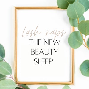 Puede incluir: Un marco dorado con fondo blanco y el texto "Lash naps THE NEW BEAUTY SLEEP" en negro y marrón. El marco está rodeado de hojas verdes de eucalipto.
