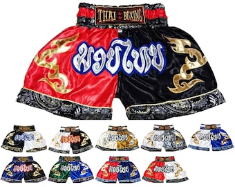Könnte beinhalten: Eine schwarze und rote Muay-Thai-Boxhose mit goldenen Verzierungen und einem großen gestickten Design in thailändischer Schrift. Die Hose hat ein Paisley-Muster am unteren Saum.