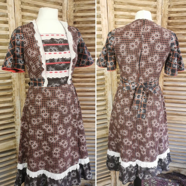 Robe prairie noir et rouge fleuri et dentelle années 70