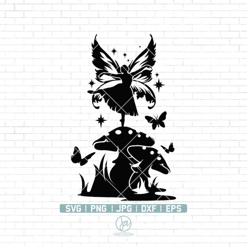 Puede incluir: Silueta negra de un hada con grandes alas, de pie sobre una seta, rodeada de estrellas y mariposas. El hada lleva un vestido. La imagen incluye el texto "SVG | PNG | JPG | DXF | EPS" y un logotipo.