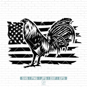 Può includere: Silhouette in bianco e nero di un gallo in piedi su una bandiera americana usurata. Il gallo è rivolto a sinistra con le penne della coda spiegate. La bandiera è lacerata e consumata, con le stelle e le strisce visibili.