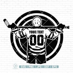 Puede incluir: Silueta en blanco y negro de un jugador de hockey sosteniendo un palo de hockey. El jugador lleva una camiseta con el texto "YOUR TEXT" y el número "00". El jugador está de pie frente a un círculo con anillos concéntricos.