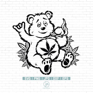 Puede incluir: Ilustración en blanco y negro de un oso de dibujos animados con una expresión relajada, sosteniendo una pipa humeante y sentado sobre una hoja de marihuana. El oso está rodeado de hojas de marihuana.