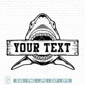 Puede incluir: Ilustración en blanco y negro de la cabeza de un tiburón con la boca abierta, sosteniendo un cartel de madera que dice "YOUR TEXT".