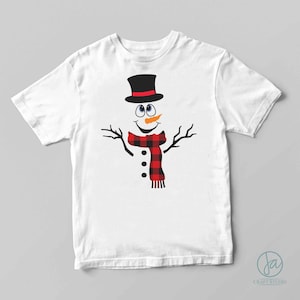 K&ouml;nnte beinhalten: Wei&szlig;es T-Shirt mit einem Cartoon-Schneemann, der einen schwarzen Zylinder mit rotem Band, einen rot-schwarz karierten Schal und eine schwarze Knopfnase tr&auml;gt.