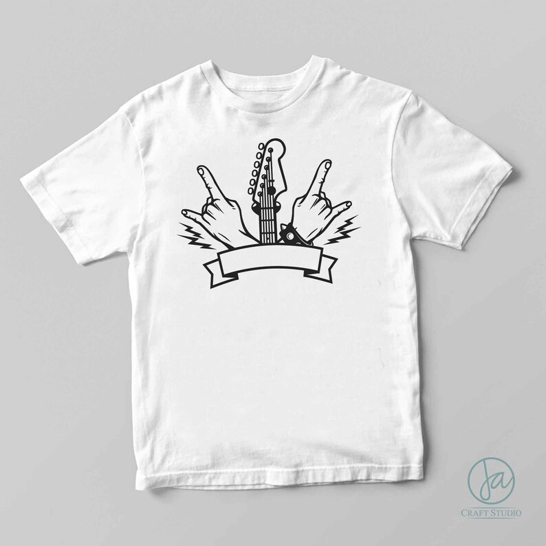 Peut inclure: Un t-shirt blanc avec un motif noir de deux mains faisant le geste rock and roll avec une guitare au milieu. La guitare a une banni&egrave;re en dessous avec de l'espace pour du texte.
