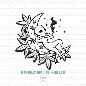 Op de afbeelding: Zwart-witte illustratie van een alien die een pijp rookt en ontspant op een halve maan omringd door marihuanabladeren.