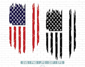 Puede incluir: Dos diseños de banderas americanas desgastadas, una en rojo, blanco y azul, y la otra en blanco y negro. Las banderas tienen un estilo desgastado, con bordes irregulares y un aspecto desgastado.