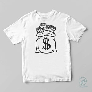 Op de afbeelding: Wit T-shirt met een zwart ontwerp van een geldbuidel vol met stapels geld en een dollarteken. Het ontwerp is gecentreerd. Het shirt heeft korte mouwen en een ronde hals. Er is ook een klein logo zichtbaar.