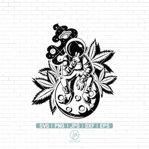 Puede incluir: Ilustración en blanco y negro de un astronauta sentado en la luna con una hoja de marihuana detrás. El astronauta lleva un traje espacial y un casco. La luna tiene forma de media luna y tiene cráteres.