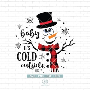Puede incluir: Un muñeco de nieve con un sombrero de copa negro y una bufanda de cuadros rojos y negros. El muñeco de nieve sonríe y tiene una nariz de zanahoria. El texto "baby it's cold outside" está escrito en letras negras alrededor del muñeco de nieve.