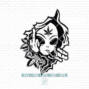 Op de afbeelding: Zwart-witte illustratie van een alien die een joint rookt met een marihuanablad op zijn hoofd. De alien geeft de middelvinger en is omringd door marihuanabladeren.