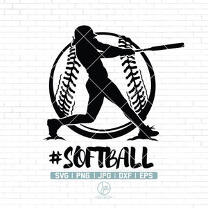 Könnte beinhalten: Schwarze Silhouette eines Softballspielers beim Schlagen eines Balls, eingebettet in ein Baseball-ähnliches Design. Das Wort "#SOFTBALL" steht darunter, mit Dateitypoptionen: SVG, PNG, JPG, DXF und EPS. Unten befindet sich ein Craft Studio-Logo.