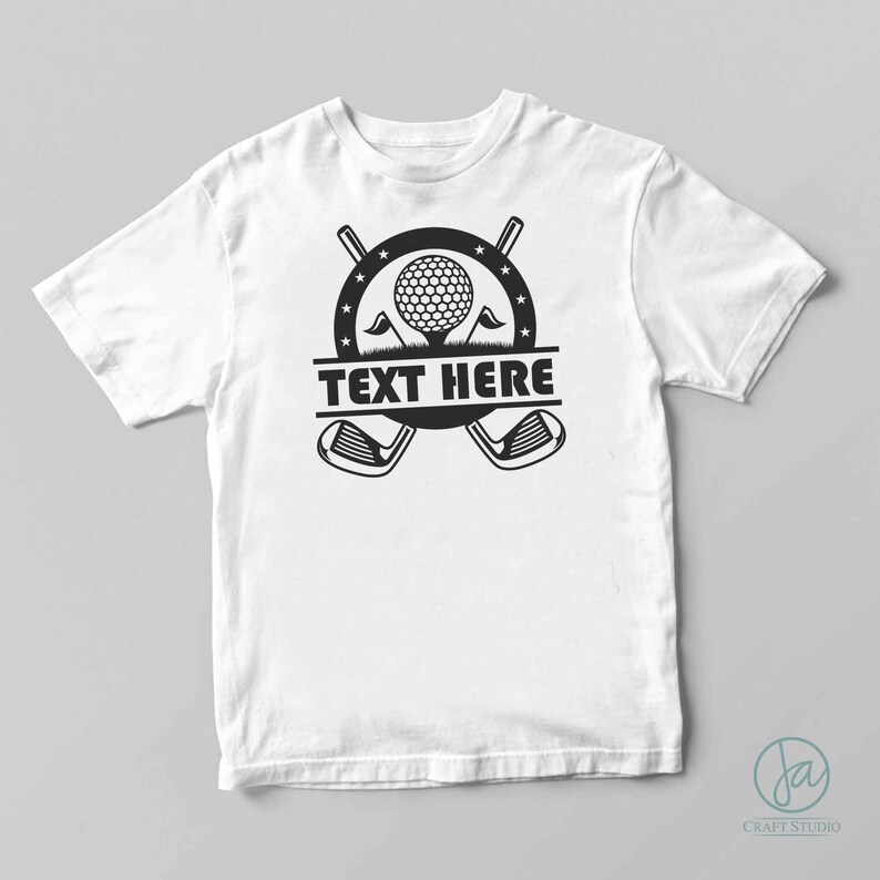 Pu&ograve; includere: T-shirt bianca con un design a tema golf nero. Il design include una pallina da golf, mazze da golf incrociate e la scritta "TEXT HERE" in uno striscione. Il design &egrave; circondato da una cornice circolare con stelle.