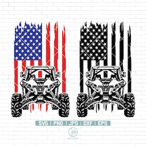 Pode incluir: Dois ve&iacute;culos off-road em preto e branco est&atilde;o centrados sob bandeiras americanas desgastadas. Uma bandeira &eacute; colorida, a outra em preto e branco. A parte inferior da imagem inclui op&ccedil;&otilde;es de tipo de arquivo: SVG, PNG, JPG, DXF e EPS.