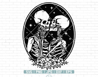Puede incluir: Ilustración en blanco y negro de dos esqueletos besándose en un círculo con estrellas. Los esqueletos están rodeados de flores.