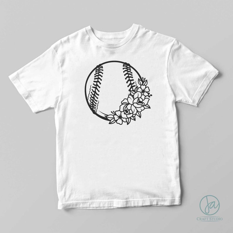 Puede incluir: Una camiseta blanca con un gr&aacute;fico en blanco y negro de una pelota de b&eacute;isbol rodeada de flores.