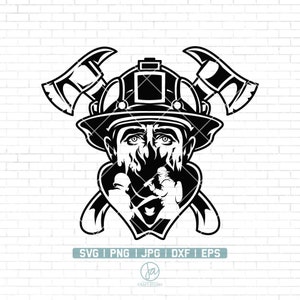 Puede incluir: Ilustración en blanco y negro de un bombero con casco y hachas cruzadas detrás de la cabeza. Se ve la cara del bombero, con llamas alrededor del cuello. La imagen incluye opciones de tipo de archivo: SVG, PNG, JPG, DXF y EPS.