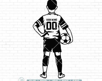 Può includere: Silhouette in bianco e nero di un calciatore che indossa una maglia con il testo "YOUR NAME" e il numero "00". Il giocatore sta tenendo un pallone da calcio.