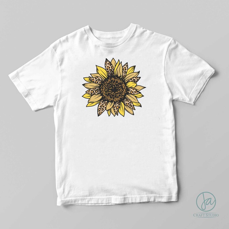 Puede incluir: Camiseta blanca con un dise&ntilde;o de girasol de estampado de leopardo amarillo y marr&oacute;n.
