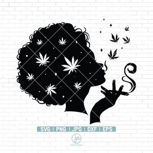 Pode incluir: Silhueta em preto e branco de uma pessoa com penteado afro, cercada por folhas de maconha e estrelas. A pessoa está soprando fumaça de um cigarro.