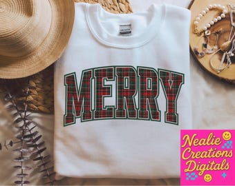 Puede incluir: Sudadera blanca con la palabra "MERRY" en un diseño de cuadros rojos y verdes. Las letras tienen un contorno verde. La imagen también incluye un sombrero de paja, joyas y un logotipo rosa y amarillo.