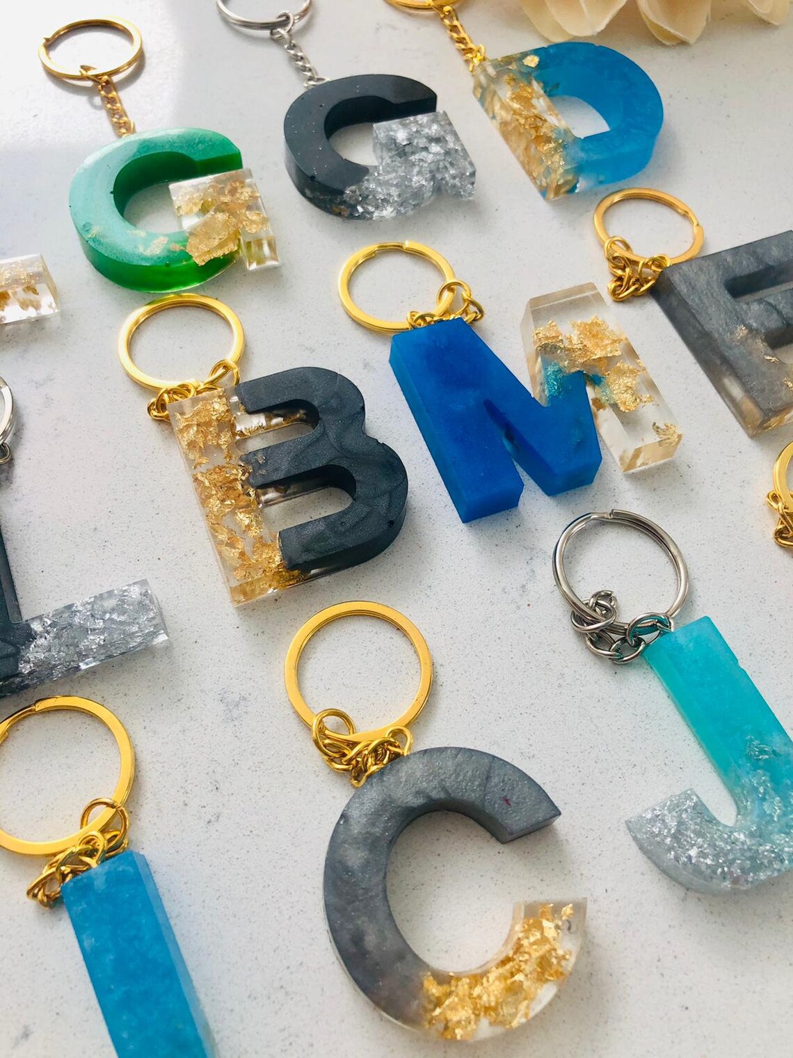 Porte-clés LETTRE Y en résine époxy. Paillettes bleues et feuille d'or